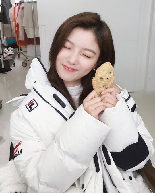 Actor Kim Yoo-jung delivered a warm and sweet Christmas greeting with Bungeo-pang in hand.Kim Yoo-jungs agency said on December 24th, Christmas food is also seasonal fish.Have a happy and warm Christmas with good people. Kim Yoo-jung is wearing a white padding jumper, turning her long straight hair, which looks innocent, to the side.Kim Yoo-jung is melting Cold with a lovely smile with a bungeo-pang in his right hand.Choi Yu-jin