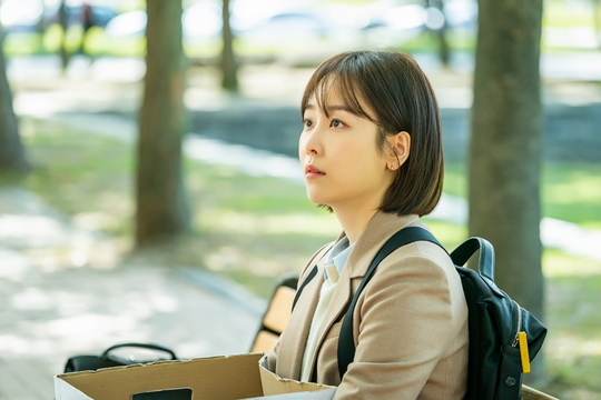 Another Danger comes to Black Dog Seo Hyun-jin.TVNs Wall Street (director Hwang Joon-hyuk, playwright Park Joo-yeon, production studio Dragon, and Urban Works) released a new For a period of time teacher Goh Ha-neul (Seo Hyun-jin), who stamps the contract with a confused face on December 24.In the last broadcast, a small change came to the high sky, which decided to help Kim I-bun (the Korean owner) as a subject partner for students.After the parents public class, Kim started to actively participate in making class materials, as well as to take care of the high sky.Above all, the high sky, which keeps its beliefs and learns its own survival strategy, gradually melts into a member of the department of advancement, giving sympathy to viewers.In the meantime, Danger comes back to the high-rise, a new teacher who has no wind, sitting alone in the administrative office with a hard face.His hands, which hold the shoulders and seals, seem to contain arrogant thoughts, and the complex face of the sky, which seems to shed tears at once, raises more questions.Attention is focused on his move as a one-year For a period of time teacher in the previously released preview video depicts a sky in a position to be a five-month For a period of time.In the ensuing photo, Park Sung-soon (Ra Mi-ran), who faces the depressed sky, also raises curiosity.It amplifies the question of what Park Sung-soon said to the high-rise who had been struggling with the contract period adjustment problem.In the fourth episode, which airs today (24th), the new For a period of time teacher high sky hits the high wall of reality again.The high sky in Danger, who will be a five-month For a period of time in one year For a period of time due to the reinstatement teacher.It is expected that the appearance of Park Sung-soon, the head of the school, who gives a special comfort for him and the lonely time, will add to the warmth.An unexpected Danger comes to the sky, said the production team of Black Dog, and Park Sung-soon, who watched his growth silently, goes out for the shaking sky.Park Sung-soons heartfelt words to correct him will give viewers a heartfelt impression. It would be good to expect a full-fledged One Mans War.Broadcast at 9:30 p.m. (Photo Offering = tvN)pear hyo-ju