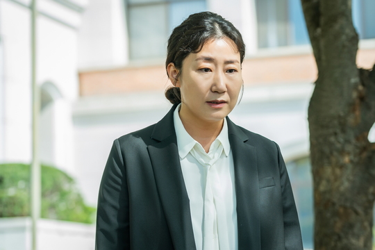 Another Danger comes to Black Dog Seo Hyun-jin.TVNs Wall Street (director Hwang Joon-hyuk, playwright Park Joo-yeon, production studio Dragon, and Urban Works) released a new For a period of time teacher Goh Ha-neul (Seo Hyun-jin), who stamps the contract with a confused face on December 24.In the last broadcast, a small change came to the high sky, which decided to help Kim I-bun (the Korean owner) as a subject partner for students.After the parents public class, Kim started to actively participate in making class materials, as well as to take care of the high sky.Above all, the high sky, which keeps its beliefs and learns its own survival strategy, gradually melts into a member of the department of advancement, giving sympathy to viewers.In the meantime, Danger comes back to the high-rise, a new teacher who has no wind, sitting alone in the administrative office with a hard face.His hands, which hold the shoulders and seals, seem to contain arrogant thoughts, and the complex face of the sky, which seems to shed tears at once, raises more questions.Attention is focused on his move as a one-year For a period of time teacher in the previously released preview video depicts a sky in a position to be a five-month For a period of time.In the ensuing photo, Park Sung-soon (Ra Mi-ran), who faces the depressed sky, also raises curiosity.It amplifies the question of what Park Sung-soon said to the high-rise who had been struggling with the contract period adjustment problem.In the fourth episode, which airs today (24th), the new For a period of time teacher high sky hits the high wall of reality again.The high sky in Danger, who will be a five-month For a period of time in one year For a period of time due to the reinstatement teacher.It is expected that the appearance of Park Sung-soon, the head of the school, who gives a special comfort for him and the lonely time, will add to the warmth.An unexpected Danger comes to the sky, said the production team of Black Dog, and Park Sung-soon, who watched his growth silently, goes out for the shaking sky.Park Sung-soons heartfelt words to correct him will give viewers a heartfelt impression. It would be good to expect a full-fledged One Mans War.Broadcast at 9:30 p.m. (Photo Offering = tvN)pear hyo-ju
