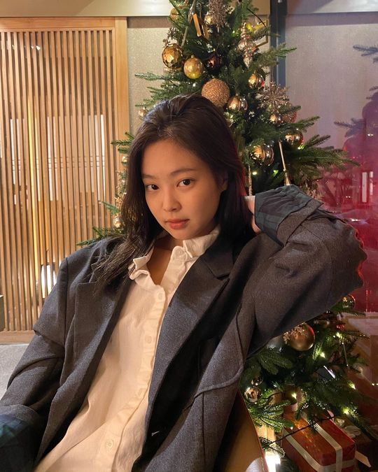 Group BLACKPINK member Jenny Kim boasted chic beautiful looksJenny Kim posted a picture on her Instagram account on December 24 with an article entitled Merry Christmas.Inside the picture was a picture of Jenny Kim sitting in front of the Christmas tree, who stares at the camera with chic eyes.Jenny Kims exotic beautiful looks catch the eyeFans who encountered the photos responded such as It is so beautiful, The atmosphere is big, It is a real Goddess.delay stock