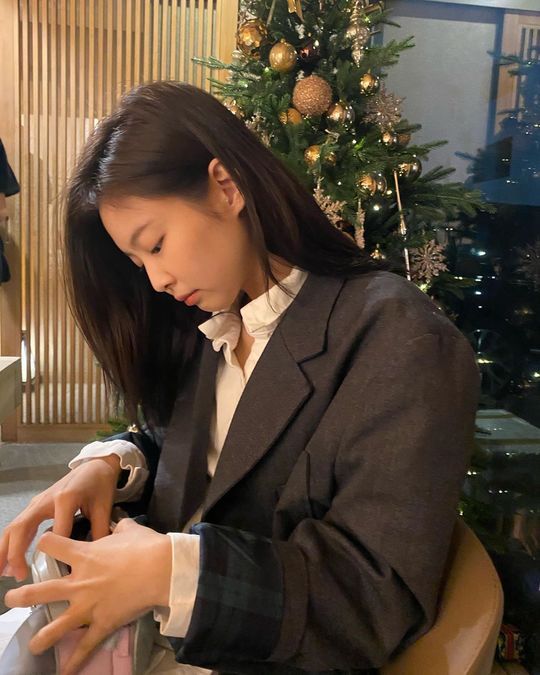 Group BLACKPINK member Jenny Kim boasted chic beautiful looksJenny Kim posted a picture on her Instagram account on December 24 with an article entitled Merry Christmas.Inside the picture was a picture of Jenny Kim sitting in front of the Christmas tree, who stares at the camera with chic eyes.Jenny Kims exotic beautiful looks catch the eyeFans who encountered the photos responded such as It is so beautiful, The atmosphere is big, It is a real Goddess.delay stock