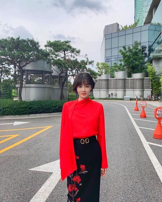 Actor Hwang Woo-seul-hye has focused attention on beautiful looks that are not even in colorful fashion with red roses.Hwang Woo-seul-hye posted two photos on December 24 on his personal Instagram with an article entitled Merry Christmas: Happy.In the photo, Hwang Woo-seul-hye boasted elegance by matching a black skirt with a red rose on an intense red blouse.Hwang Woo-seul-hye appears in two works, from MBC drama Lets Do Humans to TVN Saturday drama Loves Unstoppable.Hwang Woo-seul-hye plays the role of career woman Lee Kang-hee, who was born as a gold spoon in MBC Humans with Hazards, and plays the role of the eldest daughter-in-law,Also, Hwang Woo-seul-hye is busy with the release of the starring movie Hitman.Choi Yu-jin