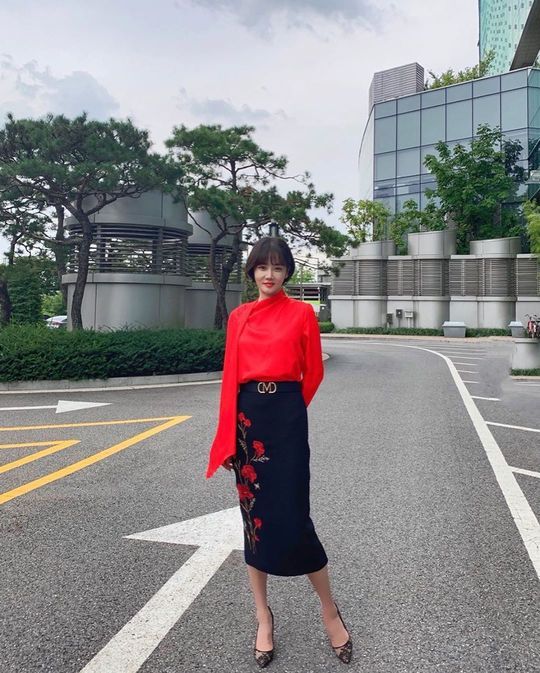 Actor Hwang Woo-seul-hye has focused attention on beautiful looks that are not even in colorful fashion with red roses.Hwang Woo-seul-hye posted two photos on December 24 on his personal Instagram with an article entitled Merry Christmas: Happy.In the photo, Hwang Woo-seul-hye boasted elegance by matching a black skirt with a red rose on an intense red blouse.Hwang Woo-seul-hye appears in two works, from MBC drama Lets Do Humans to TVN Saturday drama Loves Unstoppable.Hwang Woo-seul-hye plays the role of career woman Lee Kang-hee, who was born as a gold spoon in MBC Humans with Hazards, and plays the role of the eldest daughter-in-law,Also, Hwang Woo-seul-hye is busy with the release of the starring movie Hitman.Choi Yu-jin