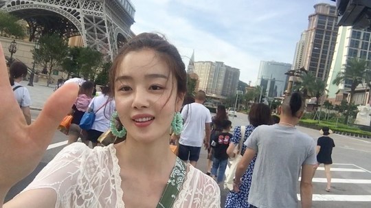 Actor Han Sun-hwa has finished filming the independent film Winter Outside the Window.Han Sun-hwa posted a short video on December 24 with an article entitled Miri Mericri Sumasu at the same time as the movie Winter outside the window crank-up.Han Sun-hwa in the video is building a bright Smile behind Eiffel Tower in Paris, France.Han Sun-hwa made his debut as a SBS entertainment program Superstar Survival in 2006 and started his group secret activities in 2009 and announced his face to the public.Han Sun-hwa has left the secret in 2016 and has been working as an actor by appearing on MBC Deryl Husband Ojakdu OCN Save Me 2.Choi Yu-jin