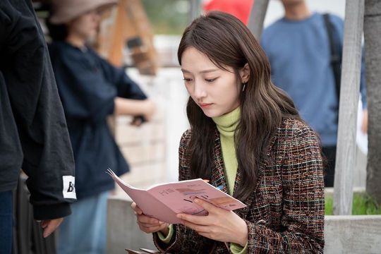 Pyo Ye-jin encouraged the main shooter in the last episode of VIPActor Pyo Ye-jin posted a number of photos on his Instagram on December 24 with an article entitled Please join me today # VIP.The photo shows the image of Pyo Ye-jin, who is in the midst of shooting SBS drama VIP.The script is seriously read, and the figure of Pyo Ye-jin, who is immersed in the smoke in front of the camera, catches the eye.bak-beauty