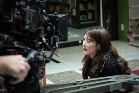 Pyo Ye-jin encouraged the main shooter in the last episode of VIPActor Pyo Ye-jin posted a number of photos on his Instagram on December 24 with an article entitled Please join me today # VIP.The photo shows the image of Pyo Ye-jin, who is in the midst of shooting SBS drama VIP.The script is seriously read, and the figure of Pyo Ye-jin, who is immersed in the smoke in front of the camera, catches the eye.bak-beauty