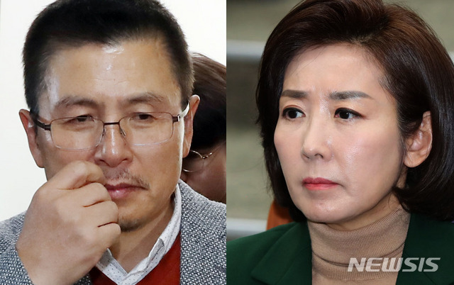 [서울=뉴시스] 고승민 기자 = 자유한국당 황교안 대표가 나경원 원내대표의 임기 연장을 하지 않기로 결정한 다음날인 지난 4일 나경원 원내대표가 의총에서 생각에 잠겨 있다(오른쪽). 황교안 대표가 이날 나경원 원내대표를 만난 뒤 국회를 나서고 있다(왼쪽). 2019.12.04. kkssmm99@newsis.com