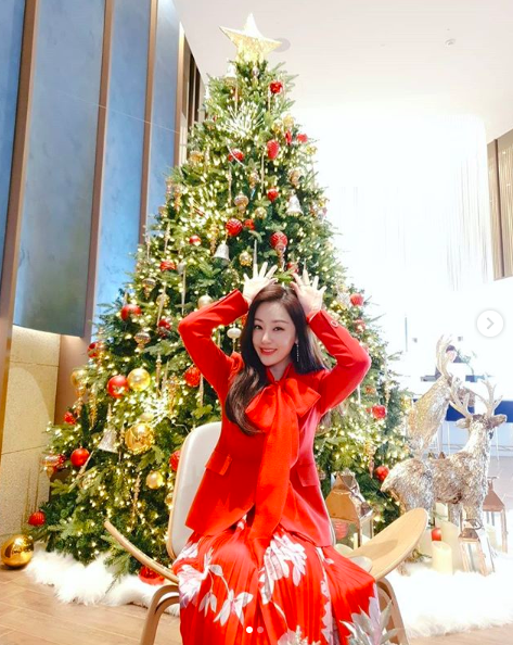 Actor Oh Na-ra said hello to Christmas.Oh Na-ra wrote on her SNS on the 24th, Every Christmas Eve is happy. The country and the bad guys are shouting together. Christmas Mary is gone.Rudolph imitating. Red Rudolph. Uncles laughter. In the photo, Oh Na-ra is enjoying Christmas by making Rudolph horns with both hands in front of a large Christmas tree.Oh Na-ra plays the role of Yoon Hee-joo in KBS 2TV drama The Woman of 9.9 billion.oh na-ra SNS