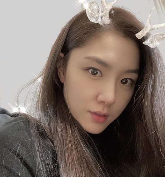 Actor Seo Ji-hye has been talking about the recent situation with a cute appearance reminiscent of Rudolph deer.Today, Actor Sergehe posted a picture with a short Christmas greeting called Happy Happy, Happy Christmas through his personal Instagram account.In the open photo, Seo Ji-hye is staring at the camera with a cute look, such as making Rudolph horns using applications, and clear skin like winter princess and pure beauty have caught the attention of fans.On the other hand, Seo Ji-hye is currently appearing with Son Ye-jin, Kim Jung-hyun and Hyun Bin in the TVN drama Loves Unstoppable, and is performing as a western part.The drama depicts the absolute secret love story of Yoon Se-ri, a chaebol heiress who landed in North Korea in a paragliding accident with a gust of wind, and Lee Jung-hyuk, a limited-time officer who hides and protects her, and is broadcast every Saturday, Sunday and night at 9 pm.Seo Ji-hye Instagram caption