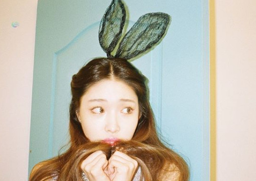 Singer Chungha has released an unreleased Film photo.On the 23rd, Chungha posted an article on his instagram entitled Chunghas photo album. Unreleased Film photo. Christmas Special.The photos released together were behind the stage, and the performance costume showed various charms from the appearance of the performance costume to the ordinary daily life.Chungha will announce REMEDY (Feat. Chungha (CHUNG HA)) with Changmo at noon on the 25th.