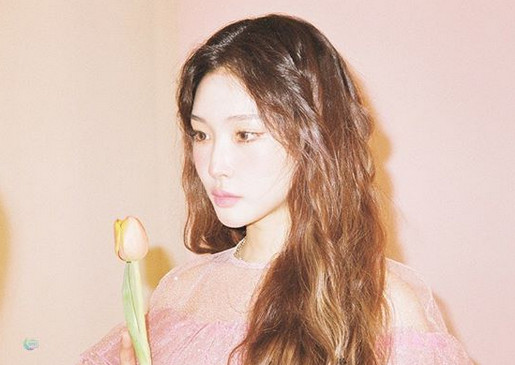 Singer Chungha has released an unreleased Film photo.On the 23rd, Chungha posted an article on his instagram entitled Chunghas photo album. Unreleased Film photo. Christmas Special.The photos released together were behind the stage, and the performance costume showed various charms from the appearance of the performance costume to the ordinary daily life.Chungha will announce REMEDY (Feat. Chungha (CHUNG HA)) with Changmo at noon on the 25th.