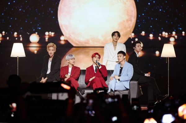 EXOs Seoul Walk the Line Concert is Lived in the former World.EXO Walk the Line Concert EXO PLANET # 5 - EXplOration [dot] - will be held at Seoul Olympic Park for 3 days from 29th to 31st.On the 31st, the last day of the performance, Live will be held through Naver V-VIVE Plus (VLIVE +), which will attract global fans attention.Especially, this concert is the Walk the Line performance of EXO fifth solo concert which finished successfully in July and the finale.Various stages of EXOs regular 6th album OBSESSION (Option), released on November 27, can also be newly met.This concert attracted explosive attention, such as opening tickets and selling out the previous session.Many fans who can not find the venue are expected to have a special time enjoying EXO Concert through Live.On the other hand, EXO has proved its powerful power by winning the top spot in 61 World regions before the iTunes top album chart, 1st place on the US Billboard World Album chart and World Digital Song Sales chart, 1st place on the Chinese QQ Music, Cougu Music, Cougar Music digital album sales chart, 1st place on the domestic record chart, and 1st place on the music broadcasting.