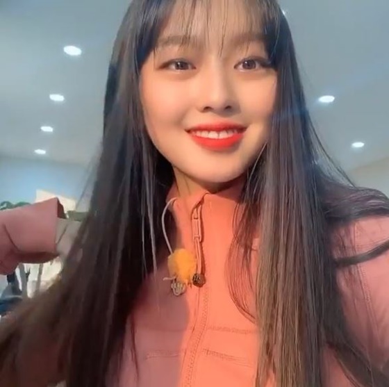 Actor Lee Su-min first celebrated ChristmasLee Su-min posted a video on his instagram on the 23rd with an article entitled Miri Mary Christmas.Lee Su-min in the video is staring at the camera, touching her hair, especially his beauty, which catches her eye.The netizens who encountered this responded in various ways such as Pretty, I love you and Send Christmas well.Meanwhile, Lee Su-min is in charge of the fashion N entertainment program Follow Me 12.