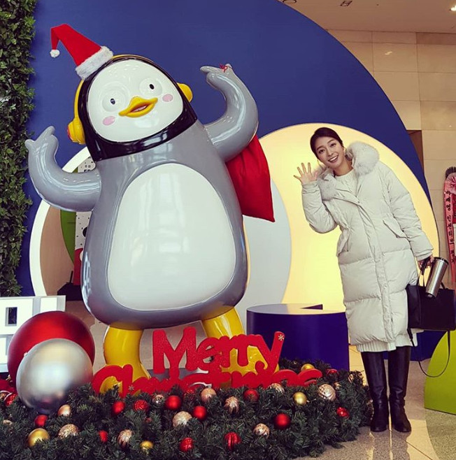 Singer Lee Sang-mi greets ChristmasLee Sang-mi said on Instagram on Monday that she was Happy Mary Christmas and said, Like Pengsoo, Im going to say, cool Christmas.No, send a warm Christmas and released the photo.The photo shows Lee Sang-mi standing next to a statue of Pengsoo installed in the EBS lobby, Lee Sang-mi smiling brightly and waving her hand.At the foot of Pengsoo, there are ornaments with a Christmas atmosphere, adding to the year-end atmosphere.Photo Lee Sang-mi SNS