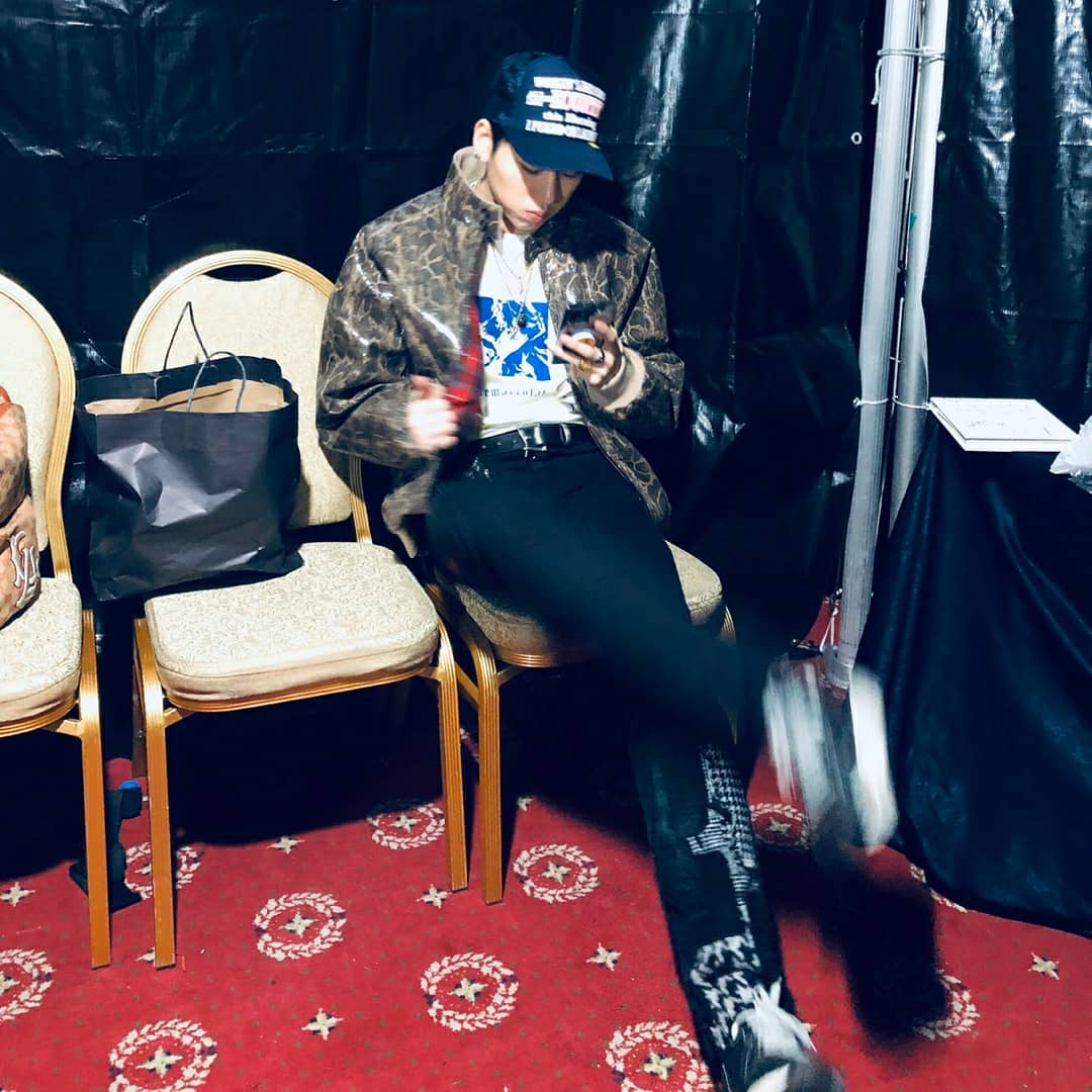 Zico has reported on the latest.Zico posted two photos on his Instagram on the 23rd, Stops.In the photo, Zico is looking at his cell phone wearing a black hat, pants, white T-shirt and a leopard jacket in a black tented waiting room.Zico attended the 2019 Monster M Festival held at the Saejong University Convention Center on the 22nd.Photo = Zico Instagram