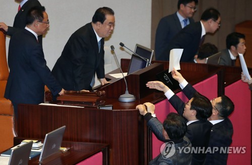 문희상 의장에게 계속되는 자유한국당의 항의 (서울=연합뉴스) 김인철 기자 = 문희상 국회의장이 지난 23일 오후 국회 본회의에서 항의하는 자유한국당 의원들에게 자리로 돌아갈 것을 요구하고 있다. 2019.12.23 yatoya@yna.co.kr