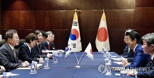 정상회담 하는 문 대통령과 아베 총리 (청두=연합뉴스) 이진욱 기자 = 문재인 대통령과 아베 일본 총리가 24일(현지시간) 중국 쓰촨성 청두 세기성 샹그릴라호텔에서 한일 정상회담을 진행하고 있다. 2019.12.24 cityboy@yna.co.kr