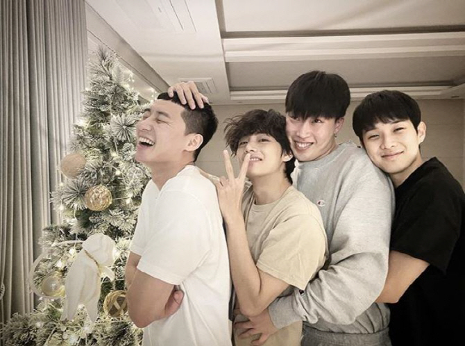 Park Seo-joon posted a picture on his instagram on the 25th with an article entitled Merry Christmas.In the photo, Park Seo-joon, V, The Resurrection of Pigboy Crabshaw, Choi Woo-shik, who are taking a friendly pose, were shown.They are looking at the camera with a bright smile.Park Seo-joon, V, The Resurrection of Pigboy Crabshaw, Choi Woo-shik is a well-known entertainment best friend.They support each others works and go on vacation together and boast friendship.kim ga-young