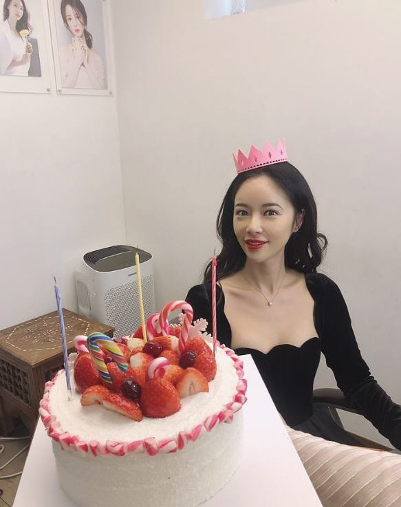 On the 25th, Hwang Jung-eum posted several photos on his Instagram with the article Merry Christmas.The photo shows the more watery Hwang Jung-eum, especially Hwang Jung-eum, who is on his birthday, posing with a birthday cake with a coquette.Hwang Jung-eum will return to the CRT with JTBCs Ssanggappo Car, which is scheduled to air in the first half of next year.kim ga-young