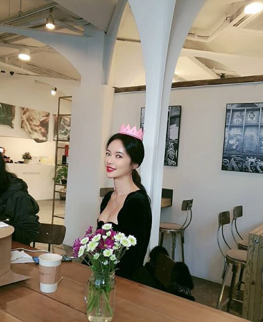 On the 25th, Hwang Jung-eum posted several photos on his Instagram with the article Merry Christmas.The photo shows the more watery Hwang Jung-eum, especially Hwang Jung-eum, who is on his birthday, posing with a birthday cake with a coquette.Hwang Jung-eum will return to the CRT with JTBCs Ssanggappo Car, which is scheduled to air in the first half of next year.kim ga-young