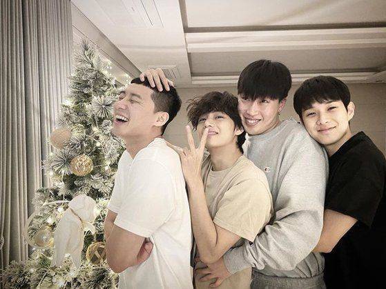 Mary Christmas.From Actor to Idol, numerous stars have left their fans a Christmas greeting for Christmas in 2019.First, Actor Park Seo-joon released a picture with Actor Choi Woo-sik, group BTS, and singer Pickboy along with the article Mary Christmas.The four are best friends in the entertainment industry who make friendship with the group Wugaga Pam.EXO Suho left a certification shot in front of the Christmas tree.Suho, who said Merry Christmas, completed her stylish winter style with a red hoodie and a black coat.Then member Chanyeol revealed a picture of her childhood, which she laughs at as she is making an opening look with Santas grandfather makeup.BLACKPINK JiSoo said, Blink. Its Christmas already a year has passed.I spent last year together, but I cant do this year, but I hope Haru can make many good memories. Everyone, please. I miss you.We look at it quickly and make Haru Haru like another gift like Christmas, I love you always and released a picture with a long article.Blink is a word for BLACKPINK fandom.In the photo, JiSoo is sitting on a red gift box wearing a red skirt and posing for a heart.Girls Generation Im Yoon-ah spent Christmas with a pet dogIm Yoon-ah has released several photos against the backdrop of the Christmas tree with a hashtag called #Yungstagram.Finally, Girls Generation Taeyeon released a certification shot saying, Go well in 2019.Taeyeon is making a bright smile in a Christmas tree hat that comes in to the lights.Girls Day Hyeri, who encountered the photo, reveals envy, saying, The hat is too coveted.In addition, Actor Gong Hyo-jin and Girls Day Hyeri left SNS Christmas greetings.
