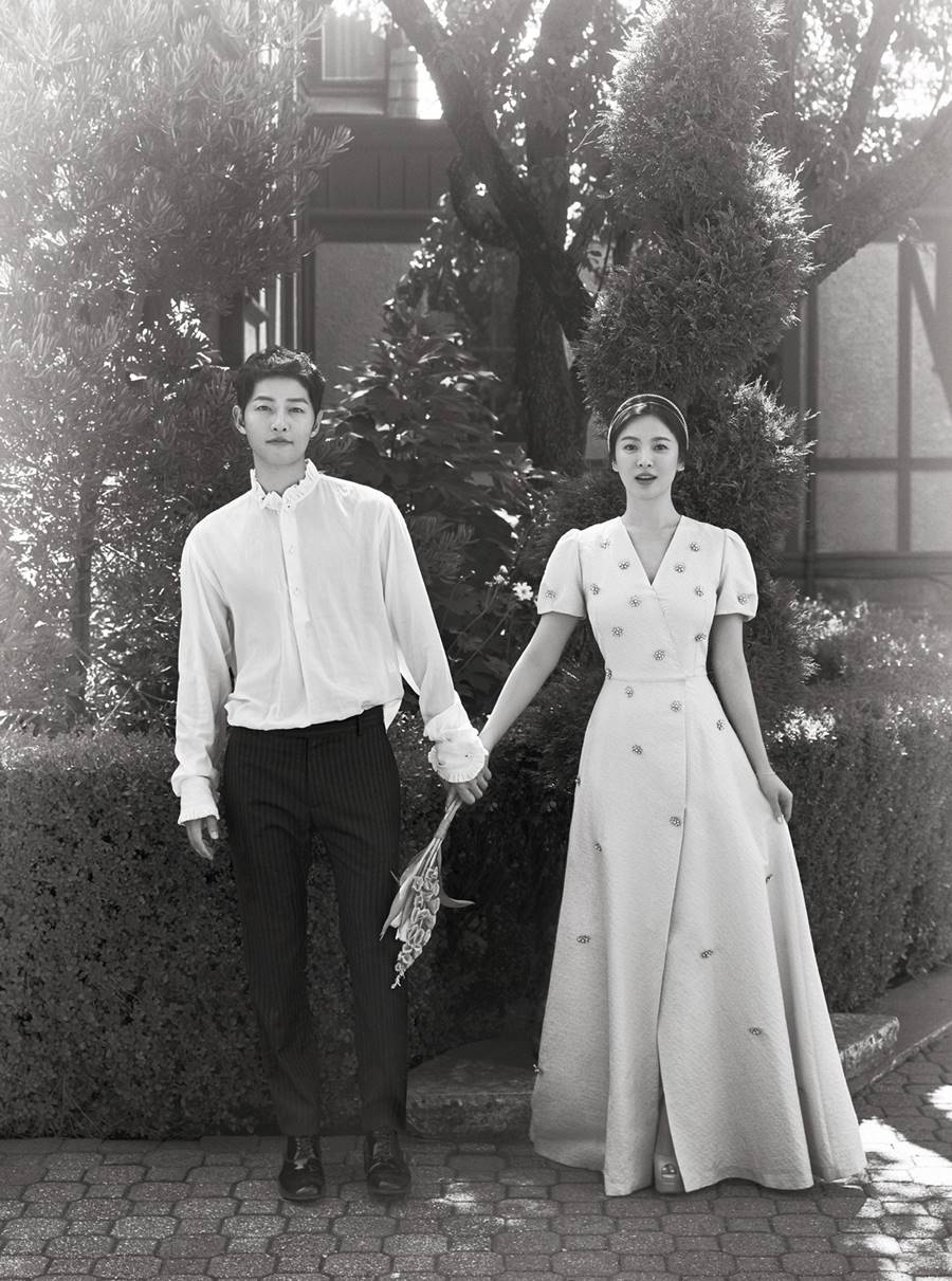 This year, we can not miss divorce among the keywords of the entertainment industry.The news of the breakup of actors Song Joong-ki and Song Hye-kyo, who were called song-song couple, and Ahn Jae-hyun and Ku Hye-sun, who were loved by eye couple, drove the public into a crucible of shock.Song Joong-ki - Song Hye-kyo, Marriage of the Century  DivorceSong Joong-ki and Song Hye-kyo held a private wedding ceremony on October 31, 2017 after forming a relationship with KBS2 Drama Dawn of the Sun.The Korean Wave stars devotion and marriage news have fluctuated around the world, but the two of them have reported the news of the breakup in more than two years.Divorce was known as a personality difference, and details were kept quiet. As it was a huge issue, the foreign media were scrambling to report.All the keywords involved, from the week of death to hair loss, birthplace, and parents, have gathered attention, even as Park Bo-gum has been embroiled in an affair scandal and has come up with a decisive refutation.The Chinese news outlet in Taiwan published an article on the reuniting theory of Song Hye-kyo and Song Joong-ki.In addition, Sina Entertainment, a famous entertainment media in China, also spread the issue.Song Hye-kyo is presumed to be the Wedding Ring with Song Joong-ki in the recently released China Event pictorial.This turned out to be complete fake news: the ring was a brand that Song Hye-kyo himself was active as an AD model.In addition, Song Hye-kyo wore the ring on the stop, compared to wearing The Wedding Ring on the usual ring finger.Domestic entertainment industry officials are also convinced that the possibility of reuniting the two people is 0%.The two are doing their best in their respective areas.Song Joong-ki finished filming Cho Sung-hees new film Win Riho (Gase), and split from Bluthumb Entertainment, which he had been in for seven years.Song Hye-kyo is attending the cosmetics brand event hall steadily. He is also considering appearing in the movie Anna.Ahn Jae-hyun - Ku Hye-sun, Enkobu  DisclosureAhn Jae-hyun and Ku Hye-sun married in 2016 after a year of devotion after Ku Hye-sun and Ahn Jae-hyun had a relationship through KBS2 Drama Blurd.The two split in more than three years. Divorce lawsuits are still ongoing. Their breakup was broadcast live under Ku Hye-suns Disclosure.At the time, Ku Hye-sun claimed on his Instagram account that a husband who changed to Kwon Tae-gi wants a divorce and I am trying to keep my family.In the process, the agency began to suppress the situation, but failed to prevent Ku Hye-sun from running out. Ahn Jae-hyun also expressed his injustice through his Instagram.Other key words have also received tremendous attention.From the name of the agency HB Entertainment to the name of the representative Moon Bomi, Ahn Jae-hyuns Bad Humans, the opposite actor Oh Yeon-seo, Kim Se-giiMBC  Photo iMBC  Photos offered =Blursom, UAA Entertainment