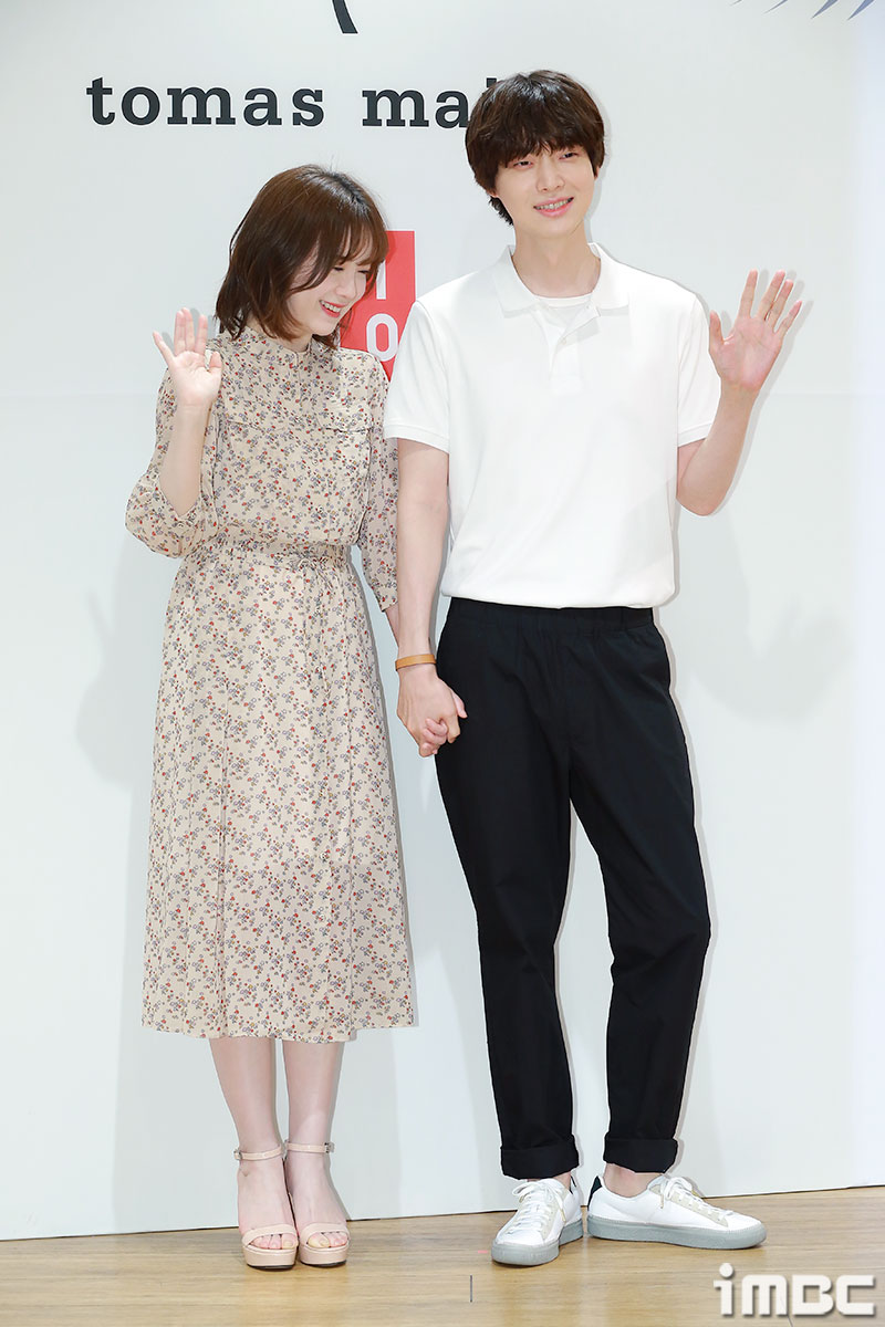 This year, we can not miss divorce among the keywords of the entertainment industry.The news of the breakup of actors Song Joong-ki and Song Hye-kyo, who were called song-song couple, and Ahn Jae-hyun and Ku Hye-sun, who were loved by eye couple, drove the public into a crucible of shock.Song Joong-ki - Song Hye-kyo, Marriage of the Century  DivorceSong Joong-ki and Song Hye-kyo held a private wedding ceremony on October 31, 2017 after forming a relationship with KBS2 Drama Dawn of the Sun.The Korean Wave stars devotion and marriage news have fluctuated around the world, but the two of them have reported the news of the breakup in more than two years.Divorce was known as a personality difference, and details were kept quiet. As it was a huge issue, the foreign media were scrambling to report.All the keywords involved, from the week of death to hair loss, birthplace, and parents, have gathered attention, even as Park Bo-gum has been embroiled in an affair scandal and has come up with a decisive refutation.The Chinese news outlet in Taiwan published an article on the reuniting theory of Song Hye-kyo and Song Joong-ki.In addition, Sina Entertainment, a famous entertainment media in China, also spread the issue.Song Hye-kyo is presumed to be the Wedding Ring with Song Joong-ki in the recently released China Event pictorial.This turned out to be complete fake news: the ring was a brand that Song Hye-kyo himself was active as an AD model.In addition, Song Hye-kyo wore the ring on the stop, compared to wearing The Wedding Ring on the usual ring finger.Domestic entertainment industry officials are also convinced that the possibility of reuniting the two people is 0%.The two are doing their best in their respective areas.Song Joong-ki finished filming Cho Sung-hees new film Win Riho (Gase), and split from Bluthumb Entertainment, which he had been in for seven years.Song Hye-kyo is attending the cosmetics brand event hall steadily. He is also considering appearing in the movie Anna.Ahn Jae-hyun - Ku Hye-sun, Enkobu  DisclosureAhn Jae-hyun and Ku Hye-sun married in 2016 after a year of devotion after Ku Hye-sun and Ahn Jae-hyun had a relationship through KBS2 Drama Blurd.The two split in more than three years. Divorce lawsuits are still ongoing. Their breakup was broadcast live under Ku Hye-suns Disclosure.At the time, Ku Hye-sun claimed on his Instagram account that a husband who changed to Kwon Tae-gi wants a divorce and I am trying to keep my family.In the process, the agency began to suppress the situation, but failed to prevent Ku Hye-sun from running out. Ahn Jae-hyun also expressed his injustice through his Instagram.Other key words have also received tremendous attention.From the name of the agency HB Entertainment to the name of the representative Moon Bomi, Ahn Jae-hyuns Bad Humans, the opposite actor Oh Yeon-seo, Kim Se-giiMBC  Photo iMBC  Photos offered =Blursom, UAA Entertainment