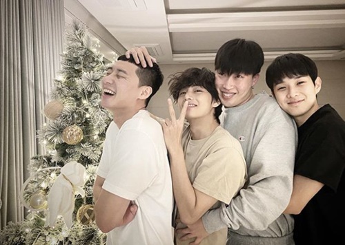 Actor Park Seo-joon was greeted by BTS V, The Resurrection of Pigboy Crabshaw, Choi Woo-shik and Happy Christmas.Park Seo-joon posted a picture on his 25th day with a short Christmas greeting called Merry Christmas through his instagram.In the photo, Park Seo-joon, V, The Resurrection of Pigboy Crabshaw, Choi Woo-shik standing in front of a colorful tree are shown.Especially in comfortable clothes, they are hugging each other and making a happy smile.Park Seo-joon, V, The Resurrection of Pigboy Crabshaw, Choi Woo-shik is well known for his best friends in the entertainment industry.The four people are continuing their deep friendship by cheering each other or spending vacation when the album release or work is released.