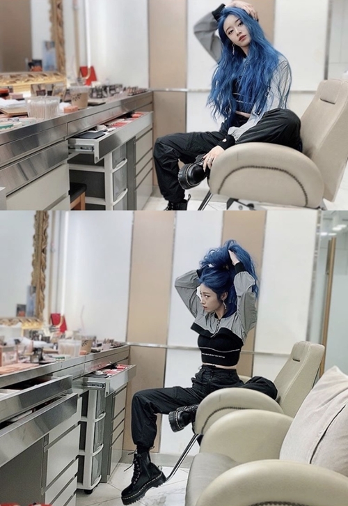 Singer Ji-yeon delivered Christmas Greeting to fans by showing off Incomparable Visual.On the 25th, several photos were released through Ji-yeons official SNS channel.In the photo, Ji-yeon boasts a visual with a blue hair styling, and also makes him admire the unique chic atmosphere.Ji-yeon said, Merry Christmas (Mary Christmas) and did not forget Christmas Greeting for fans.Ji-yeon, who handed over Christmas Greeting, heralded a comeback with her second mini-album.Earlier, Ji-yeon released the title song Take A Hike (Take a Hike) teaser, showing off a completely different concept.