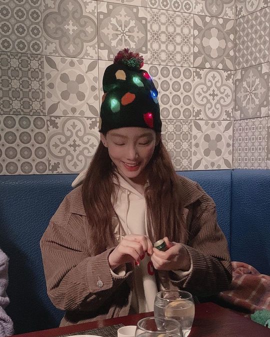 Singer Taeyeon transformed into human Christmas treeTaeyeon posted a picture on December 25th with his article Goodbye 2019 in his instagram.In the photo, Taeyeon, who is enjoying the Christmas party, is included.Taeyeon revealed her lovely charm, with a cute look on her face in a hat reminiscent of the Christmas tree.The netizens responded that they were Christmas, It is so lovely, and It will be more beautiful every day.Lee Ha-na