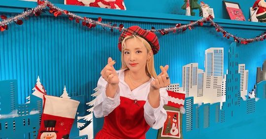 Singer Daraa Park greeted fans for Christmas.San Daraa Park posted a photo on social media on the afternoon of December 25 with the caption: Merry Christmas!!!!!!In the open photo, Daraa Park is smiling in a lovely costume reminiscent of Christmas.San Daraa Park is appearing on MBC Everlon Video Star.hwang hye-jin