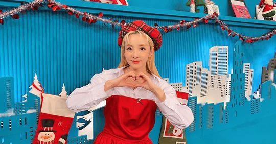 Singer Daraa Park greeted fans for Christmas.San Daraa Park posted a photo on social media on the afternoon of December 25 with the caption: Merry Christmas!!!!!!In the open photo, Daraa Park is smiling in a lovely costume reminiscent of Christmas.San Daraa Park is appearing on MBC Everlon Video Star.hwang hye-jin