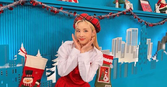 Singer Daraa Park greeted fans for Christmas.San Daraa Park posted a photo on social media on the afternoon of December 25 with the caption: Merry Christmas!!!!!!In the open photo, Daraa Park is smiling in a lovely costume reminiscent of Christmas.San Daraa Park is appearing on MBC Everlon Video Star.hwang hye-jin