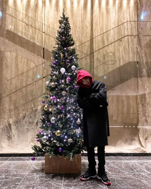 EXO, BLACKPINK, Girls Generation to Actor Gong Hyo-jin, Son Dam-bi.In response to Christmas, many stars have started to communicate with fans through SNS.In particular, they are giving warmth to those who see authentic shots with their best friends or with pictures full of personality such as Christmas tree.On the morning of the 25th, EXO Chanyeol posted a picture of his childhood on his personal SNS.Chanyeol in the photo is dressed in a Santa Claus hat and beard, and Chanyeols unique smile, which is seen between his beards, attracts attention.It shows the right example of growth with clear and clear attention.Member and EXO leader Suho, like Chanyeol, has released a photo taken in front of the Christmas tree.Suho showed off the face of Fashionista by matching the same color hood and black coat as the RED hairstyle.Chanyeol, in particular, gave fans a big smile by leaving a comment saying, What is it? Its the same.BLACKPINK JiSoo, who has become a global girl group, posted three photos of his fingers posing in a white blouse and RED skirt on his personal SNS on the morning of the 25th.JiSoo said: BLACKPINK fan club. Its Christmas already because its been a year fast.I spent last year together, but I cant do this year, but I hope Haru can make many good memories. Everyone, please. I miss you.We look at it quickly and make Haru Haru like another gift like Christmas. I love you. Girls Generation Taeyeon, who is constantly communicating with fans through SNS, can not be missed.Taeyeon posted three photos of her partying Christmas with acquaintances.Girls Generation Taeyeon wears a hat reminiscent of Christmas tree lightsThen Girls Day Hyeri, known as her usual best friend, boasted a pleasant chemistry by leaving a comment saying The hat is so coveted.In addition, Gong Hyo-jin and Son Dam-bi, who appeared on KBS 2TV Camellia Flowers, which recently became popular, showed off their enviable Warmans by releasing photos of Christmas with Um Ji Won, Jung Ryeo Won, Kim Soi and Kang Seung Hyun.EXO Chanyeol, Suho, BLACKPINK JiSoo, Girls Generation Taeyeon, Gong Hyo-jin, Son Dam-bi SNS