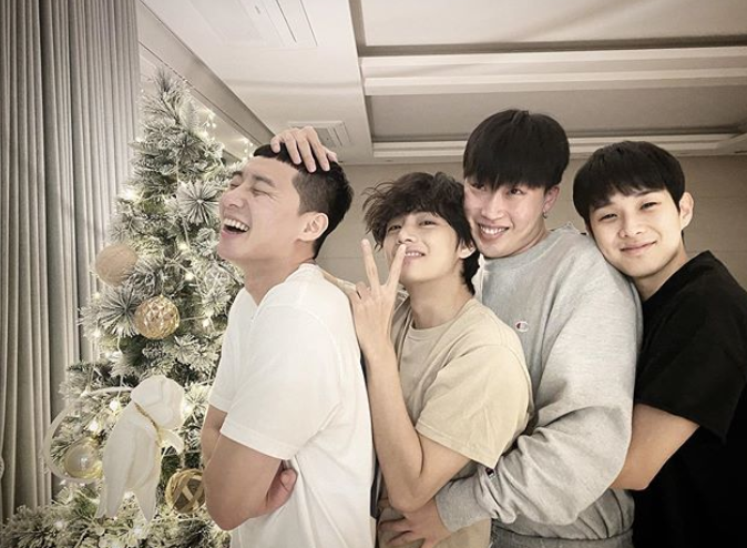 Park Seo-joon, V, The Resurrection of Pigboy Crabshaw, Choi Woo-shik, who spend Christmas together, were caught and attracted attention.On the 25th, actor Park Seo-joon released a picture with his article Merry Christmas through his instagram.The photo shows Park Seo-joon, V, The Resurrection of Pigboy Crabshaw, Choi Woo-shik smiling brightly in front of the Christmas tree.The photos of those who are known to have a lot of friends usually made the viewers smile.Meanwhile, Park Seo-joon will appear on JTBCs Itaewon Clath, which is scheduled to be broadcast on January 31 next year.BTS, which V belongs to, will appear on KBS2s Song Festival on the 26th of SBSs Song Daejeon on the 25th, then move to the United States to be on a large New Years show at Times Square in New York on the 31st.Choi Woo-shik is being nominated for the Oscar theme virtual prize for a cup of shochu called in the movie Parasite, attracting attention.Photo: Instagram