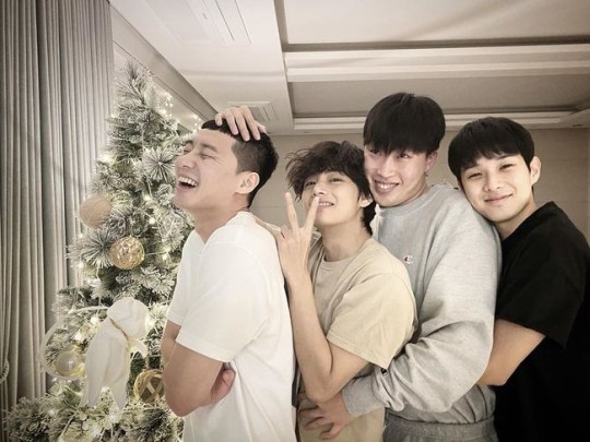 Park Seo-joon posted a picture on his SNS on the 25th with an article called Merry Christmas.Park Seo-joon, V, Choi Woo-shik, The Resurrection of Pigboy Crabshaw in the public photos are standing in a row in front of the Christmas tree and doing back hugs.Especially, the four people are smiling happily and catch their eyes.Previously, Park Seo-joon, BTS V, The Resurrection of Pigboy Crabshaw, and Choi Woo-shik four people have boasted of their warm friendship through their personal SNS several times.Meanwhile, Park Seo-joon will appear on JTBC Itaewon Clath scheduled to be broadcast on January 31 next year.