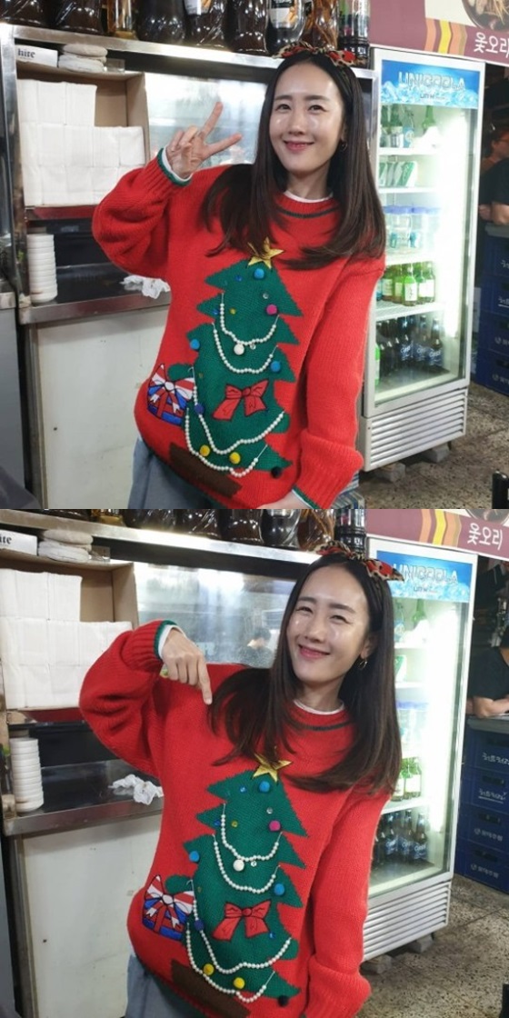 Singer Byul has certified the Gift she received in celebration of Christmas.Byul said to his Instagram on the afternoon of the 25th, I received a vintage sweater that I liked so much for my manito at the company year-end party last night.I changed on the spot and I think I took about 500 selfies because I was excited for a while. Thanks to Christmas, I feel like a Christmas, Byul said. You are Mary Christmas. Happy, graceful and warm Christmas.In the photo, Byul is wearing a red T-shirt with a Christmas tree and is smiling with a clear smile.During Byuls appearance is combined with items such as ribbon headbands and sweaters, which cause cuteness.The netizens who watched this responded such as cute, face flashes and marriage looks happy.Meanwhile, Byul married Haha in 2012, and after two sons, she got a daughter in July.