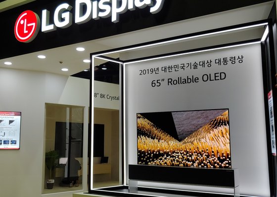 13일 LG디스플레이 롤러블 OLED 패널이 전시되어 있는 모습. [사진 LG디스플레이]