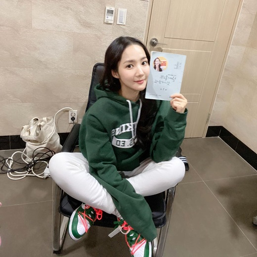 Actor Park Min-young has released a script authentication shot of JTBCs new Mon-Tue drama Ill go if the weather is good.Park Min-young posted two photos on his Instagram on the 26th, along with an article entitled When the weather gets better? I will go if the weather is good.The photo shows Park Min-young, who is taking a cute pose with a script, I will go if the weather is good.In addition, Park Min-young is making a bright smile and attracts attention.Meanwhile, Park Min-young will appear on JTBCs new Mon-Tue drama I will go if the weather is good, which is scheduled to be broadcasted in February next year.