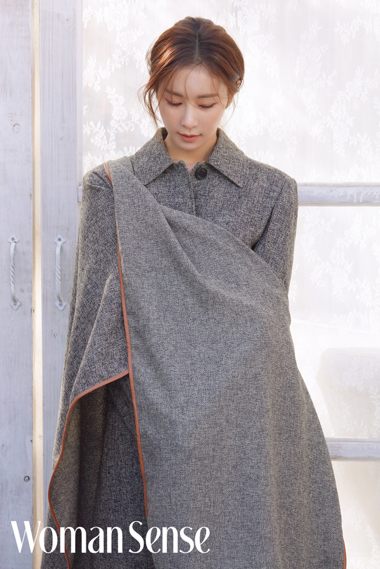 Actor Han Eun-jung has graced the cover of the New Years issue.Han Eun-jung, who is about to marry in January next year, recently filmed and interviewed magazine Hanman essence.In the open photo, Han Eun-jung put on a trendy winter look gray shawl with a formal look and casual points, and she also expressed a dreamy atmosphere in a black dress in another photo.In addition, in the close-up cut, Han Eun-jungs unique atmosphere, which gave a urban feeling to the camera with a lovely eye, focused attention.In an interview with the filming, Touch will soon be the first broadcast, and the first broadcast is always exciting.Especially, this work is the first drama to change the name, so I am looking forward to it. In addition, his stories, such as the story of Han Eun-jung and Actor Han Eun-jung, were included in the interview.Park Su-in