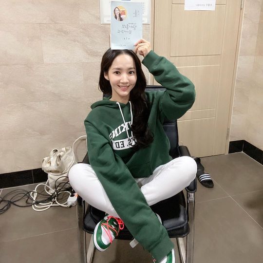 Park Min-young released a new JTBC drama I will go if the weather is good script Celebratory photo.Actor Park Min-young posted a picture on December 26 with his article When does the weather get better?The photo shows Park Min-young wearing a hooded T-shirt and holding a script in one hand. A lovely smile catches the eye.kim myeong-mi