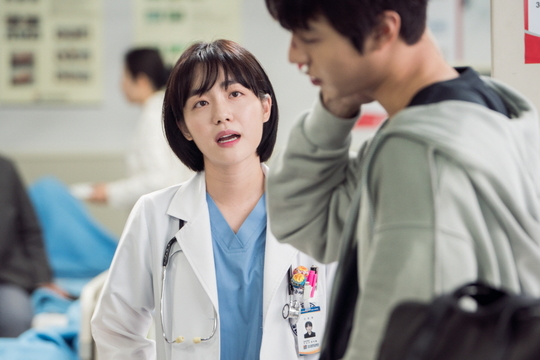 Romantic Doctor Kim Sabu 2 Ahn Hyo-seop, So Joo-yeon is a relationship or a bad relationship.SBSs new Mon-Tue drama Romantic Doctor Kim Sabu 2 (playplayplay by Kang Eun-kyung/directed by Yoo In-sik/produced by Samhwa Networks) revealed the first meeting of the emergency room by Ahn Hyo-seop and So Joo-yeon ahead of its first broadcast on January 6 next year.Ahn Hyo-seop and So Joo-yeon are presaging the role of Yun Are-um, the 4th year of the Emergency Medicine major, who is in front of the board exam of the Emergency Medicine Department, which has a unique sunrise with the innate surgical genius 2-year surgical fellow Seo Woo Jin, who was written to eat and live in Romantic Doctor Kim Sabu 2 ...In this regard, Ahn Hyo-seop and So Joo-yeon will show off the first face-to-face scene in the middle of an urgent emergency room, busy with emergency patients.The scene is faced by Seo Woo Jin (Ahn Hyo-seop), who brought an emergency patient in the play, and Yun Are-um (So Joo-yeon), a major who was struggling in the emergency room.Yun Are-um puts his hand in his pocket and pours out words as if he is a hurtful and bloody man.Seo Woo Jin, who was putting an ice pack on the wound area, took out his ID card with a chic expression and held it out proudly, and Yun Are-um took his hand out of his pocket and gathered it forward and took a polite attitude.Yun Are-ums sudden reversal attitude toward Seo Woo Jin, who is a man-in-law, creates a subtle atmosphere, raising questions about the story of the two people getting involved.The scene of Ahn Hyo-seop and So Joo-yeons first meeting of Manshinchang was filmed in Paju, Gyeonggi Province in October.This scene was an emergency patient, and due to the nature of the emergency room, Ahn Hyo-seop and So Joo-yeon had to move and exchange ambassadors.The two men were seriously rehearsed, putting together several times about the moving line and the point where they had to stop.Moreover, during the rehearsal, the two people listened to the opinions of director Yoo In-sik and thoroughly immersed and listened to the atmosphere of the scene.Especially when this film started, Ahn Hyo-seop made the cynical aspect of Seo Woo Jin, who does not reveal his feelings at all with his expressionless expression, and So Joo-yeon made him expect the future by expressing the character of Yun Are-um, who takes a sudden reversal attitude knowing that Seo Woo Jin is a senior doctor.Park Su-in