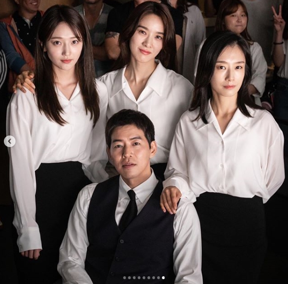 Actor Pyo Ye-jin expressed his feelings of leaving VIP on Kwon Yuri.Pyo Ye-jin posted a picture of SBS Drama VIP actors on personal SNS on December 25th.Pyo Ye-jin, who plays the role of Kwon Yuri in the play, said, I was really happy to meet our precious VIP team while I was living in Kwon Yuri.I will keep all the moments together for a long time, and I am grateful to all those who have been affectionate to the end.Park Su-in