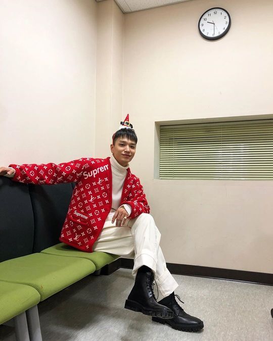 Singer Simon Dominic (real name Jung Gi-seok) is receiving public attention through the group Damoim activities and is having a busy year-end, including Donation and the release of new songs.Simon Dominic posted two photos on his personal Instagram account on December 25 with the caption: merry Christmas (Mary Christmas).Simon Dominic in the photo is smiling in a red cardigan over white pants and knit.Simon Dominic is eye-catching as he wears a high-colored Hat, which is decorated like Christmas Santa clothes, in another photo, and checks his handsome face.Simon Dominic recently released the song Amadu on December 3 through the group Damoim formed by the rappers in 1984, and won the top spot on various soundtrack charts.Damo, which belongs to Simon Dominic, has performed a good deed by donating 100 million won to the Korea Childrens Cancer Foundation, along with the release of a new song called Two bottles on December 24th.Choi Yu-jin