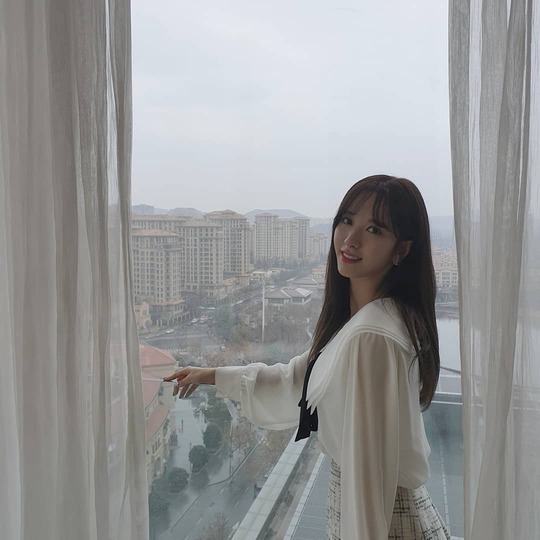 Bona showed off her national treasure-grade beautiful looks.Group WJSN member Bona shared three photos on December 25 with the phrase Merry Christmas on her Instagram.In the photo, Bona wears a white blouse and boasts an angelic visual, which he emanated beauty with a V-line and a large eyeball.han jung-won