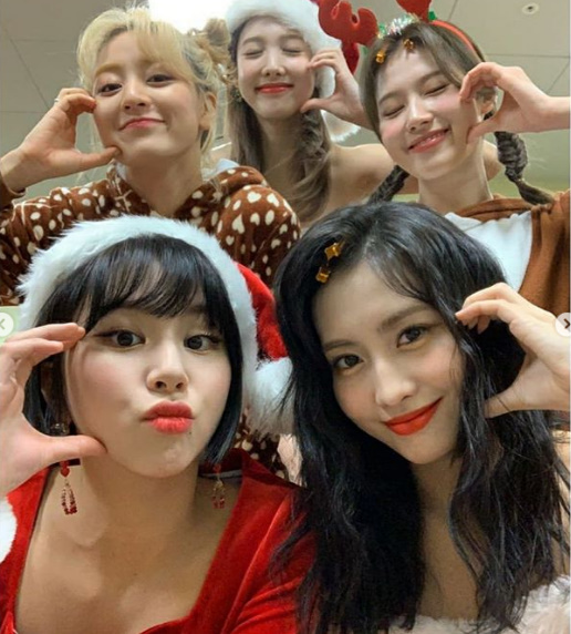 Group TWICE has unveiled a Santa outfit for Christmas.TWICE released a photo of the official SNS on the 25th with the article Tdong Santa. Mary Christmas.Ji Hyo, Nayeon, Sana, Chaeyoung and MOMO boasted a cute charm in Santa costume with Rudolph.The five people stared at the camera together and all posed together and showed off their cute charm.In another photo, Chaeyoung and MOMO came close to each other and released a friendly two-shot.TWICE appeared on SBS Song Daejeon which was aired on the 25th,
