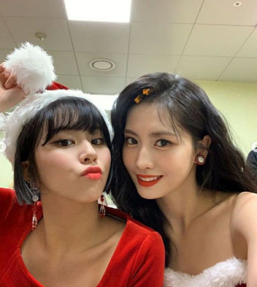 Group TWICE has unveiled a Santa outfit for Christmas.TWICE released a photo of the official SNS on the 25th with the article Tdong Santa. Mary Christmas.Ji Hyo, Nayeon, Sana, Chaeyoung and MOMO boasted a cute charm in Santa costume with Rudolph.The five people stared at the camera together and all posed together and showed off their cute charm.In another photo, Chaeyoung and MOMO came close to each other and released a friendly two-shot.TWICE appeared on SBS Song Daejeon which was aired on the 25th,