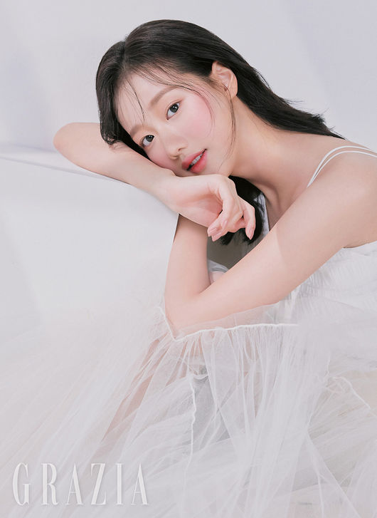 A picture of Girl Group April Na-eun has been released.On the 26th, fashion magazine Gracia released a picture of April Na-eun, who worked on the January 2020 issue.Lee Na-eun, who directed a lovely beauty portrate under the theme of WINTER AWAKENING, showed off her refreshing charm with a pure white costume and warm rosy makeup.Lee Na-eun, who expressed a gentle yet mysterious atmosphere with fresh coral color and subtle rose pink color makeup, completed a fascinating pictorial god with a very different atmosphere from the uniform Yeojuda.In an interview after shooting a picture, Lee Na-eun said, I think the image is younger when I play a high school student in my teens.It is so good that there is a lot of opportunity to try on uniform, but now I want to challenge various genres.I want to play the role of college students or the 2016 Ford Fusion historical drama, he said.When asked if there was a bucket list in her twenties, Lee Na-eun replied, I want to get a drivers license, try writing and play guitar.Especially for fans waiting for Na-eun on stage, I am preparing for an April comeback next year, and it is already exciting and exciting because it is a comeback for a year.Were working diligently to show you how wonderful we are, he said.