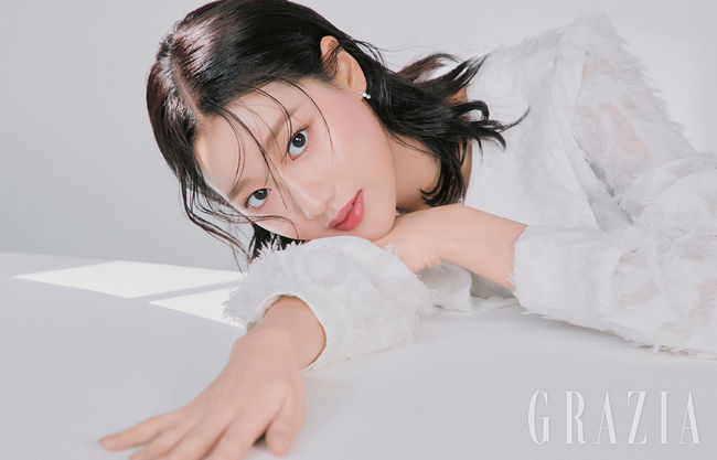 A picture of Girl Group April Na-eun has been released.On the 26th, fashion magazine Gracia released a picture of April Na-eun, who worked on the January 2020 issue.Lee Na-eun, who directed a lovely beauty portrate under the theme of WINTER AWAKENING, showed off her refreshing charm with a pure white costume and warm rosy makeup.Lee Na-eun, who expressed a gentle yet mysterious atmosphere with fresh coral color and subtle rose pink color makeup, completed a fascinating pictorial god with a very different atmosphere from the uniform Yeojuda.In an interview after shooting a picture, Lee Na-eun said, I think the image is younger when I play a high school student in my teens.It is so good that there is a lot of opportunity to try on uniform, but now I want to challenge various genres.I want to play the role of college students or the 2016 Ford Fusion historical drama, he said.When asked if there was a bucket list in her twenties, Lee Na-eun replied, I want to get a drivers license, try writing and play guitar.Especially for fans waiting for Na-eun on stage, I am preparing for an April comeback next year, and it is already exciting and exciting because it is a comeback for a year.Were working diligently to show you how wonderful we are, he said.