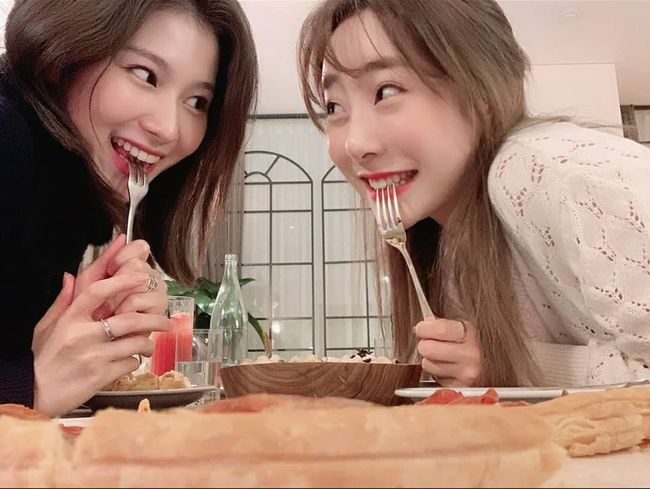 Girls group WJSN Yoo Yeon-jung and TWICE Sana enjoyed Christmas Eve Date.Yoo Yeon-jung posted a few photos on his Instagram on the 26th, saying, I meet Eve and I am a storm, both of you look very happy.In the photo, Yoo Yeon-jung and Sana met at the cafe.Yoo Yeon-jung is enjoying her own date in a white knit and Sana in a black sweater.Both Yoo Yeon-jung and Sana are proud of their beauty that can not be covered.It is impressive to show the charm of putting lips while taking a fork to your mouth, and to laugh with an icon tack together.Meanwhile, WJSN and TWICE will participate in the 2019 KBS Song Festival.